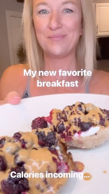 The calorie deficit queen - Kacy Allensworth on Instagram: "This is super indulgent but without blowing your calorie budget! 1 (100 calorie) English muffin toasted 2 tbsp Greek yogurt (I used vanilla) 1 cup frozen berries (microwaved fill warm) 2 tbsp PB2 mixed with water You will be happy you made it! #Caloriedeficit #lowcalorie #lowcalorierecipes #lowcaloriemeals #lowcaloriesnacks #weightloss #weightlosscoach #thecaloriedeficitqueen #fit #healthy #4mfit #lowcal #bodycomp #bodycomposition Low Calorie Breakfast Ideas On The Go, The Calorie Deficit Queen, Calorie Deficit Queen Recipes, Calorie Deficit Snacks, 100 Calorie Breakfast, Filling Low Calorie Meals, Macro Breakfast, Breakfast Calories, Protein Options