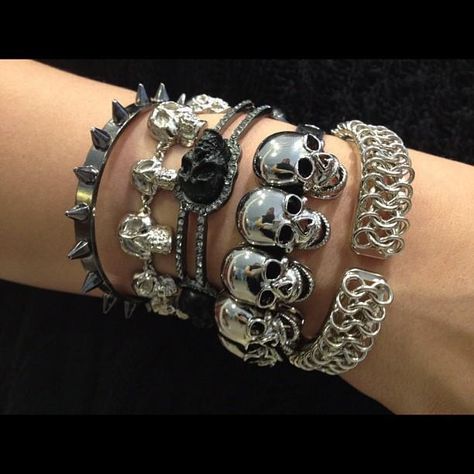 Bracelets Grunge, Silver Jewelry Aesthetic, Weird Videos, Stack Jewelry, Wedding Jewelry Silver, Jewelry Grunge, Jewelry Stack, Grunge Jewelry, Silver Wedding Jewelry