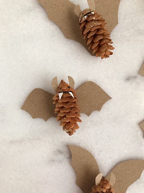 Pinecone Bats | Handmade Charlotte Fun Halloween Crafts, Handmade Charlotte, Halloween Crafts Decorations, Autumn Crafts, Theme Halloween, Ideas Halloween, Halloween Activities, Nature Crafts, Fete Halloween