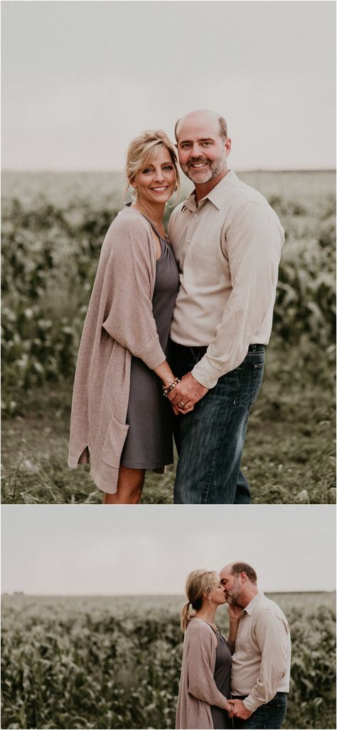 Family Photos Corn Field, Older Family Of 4 Picture Poses, Older Family Poses, Married Couple Photography, Older Family Photography, Adult Family Photography, Adult Family Poses, Older Couple Poses, Older Couple Photography