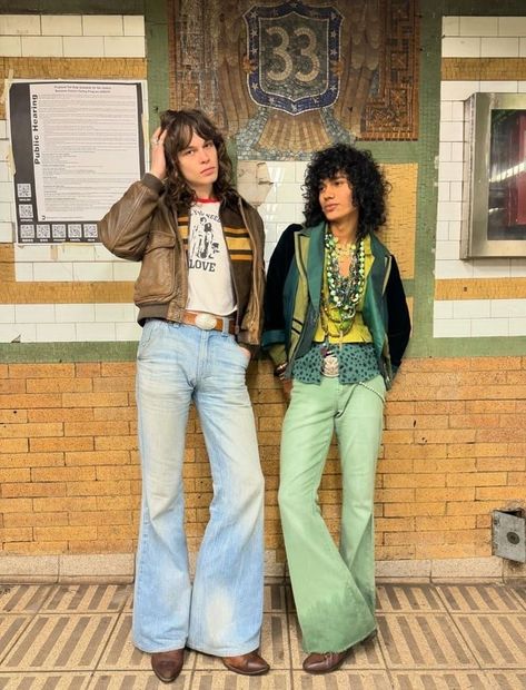 70s Uk Fashion, Actual 70s Outfits, 70s Outfits Couples, 70s Outfits Jeans, 70s Couple Outfit, Soulful Outfits, Punk Outfits 70s, 60s Rock Outfits, 70s Queer Fashion