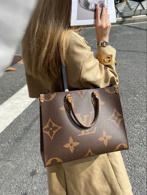 Big Travel Bag, Louis Vuitton On The Go, Sac Louis Vuitton, Luxury Bags Collection, Female Shoulder, Mom Bags, Hot Bags, Girly Bags, Louis Vuitton Fashion