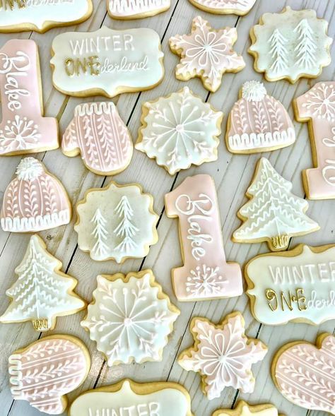 Winter Onederland First Birthday Cookies, Christmas First Birthday Cookies, Winter Onederland Desserts, Winter Onederland Cake Ideas, Winter Onederland Cookies Girl, Winter Onederland Cupcakes, Winter Onederland Food Ideas, December First Birthday Girl, Winter First Birthday Themes