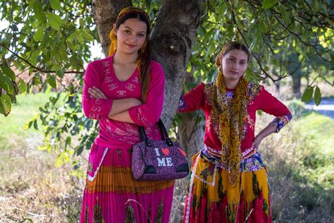 A brief history of Roma people in Romania - Covinnus Travel. Tours of Romania and Eastern Europe Roma People, Romanian Women, Eastern Europe Travel, Cotton Kurti Designs, People Of The World, Modern Outfits, Eastern Europe, Travel Stories, Colourful Outfits