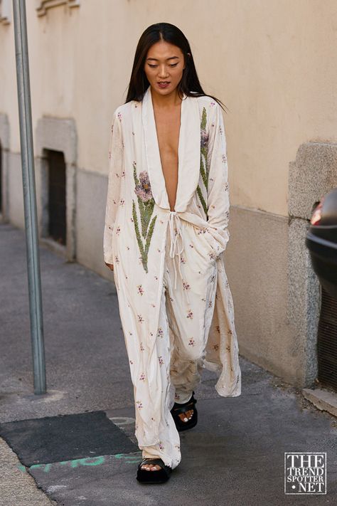 Best Street Style From Milan Fashion Week Spring/Summer 2023 Artist Look Outfit, White Kimono Outfit, Kimono With Dress, Street Style Dress Summer, Spring Summer 2023 Street Style, Summer 2023 Street Style, Kimono Street Style, Fashion Week Spring Summer 2023, 2023 Street Style