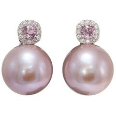 Pink Freshwater Pearl with Pink Sapphire and Diamonds Drop Earrings White Gold Drop Earrings, Yellow Gold Drop Earrings, Pink Sapphire Earrings, Elegante Y Chic, Pearl Pink, White Gold Earrings, Diamond Drops, Sapphire Earrings, Pink Pearl