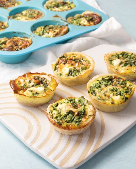 Not only do these mini quiches make lovely finger food, but they’re also great as on-the-go snacks. You won’t need a lot of ingredients or prep time for this yummy recipe and I guarantee your family will love these Spinach and Feta Mini Quiches! For Baby, Cut into quarters, halves or leave whole and let baby self-feed. Mini Veggie Quiche, Mini Quiches Recipes, Mini Spinach Quiche, Quiche Veggie, Light Lunch Ideas, Spinach Tart, Spinach Gratin, Feta Quiche, Goat Cheese Quiche