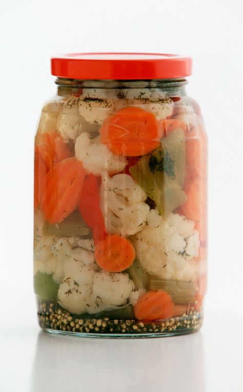 Giardiniera Recipe, Pickled Recipes, Pickled Vegetables Recipe, Pickled Cauliflower, Pickled Foods, Coconut Dessert, Canning Pickles, In A Pickle, Canning Ideas