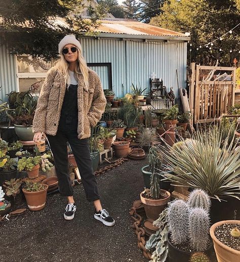 Womens Vans Outfit, Mom Aesthetic Outfit, Vans Outfit, Winter Boho, Mama Style, Big Sur, Mom Outfits, Mom Style, Fall Winter Outfits