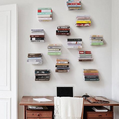 Floating Bookshelves Bedroom, Bookshelves Aesthetic, Bookshelves Bedroom, Invisible Bookshelf, Floating Books, Creative Bookshelves, Floating Bookshelf, Bookshelves In Bedroom, Floating Bookshelves