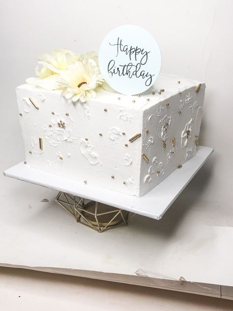 Square Cakes With Flowers, Square Bday Cake, Square Cake Designs Birthday Women, Square Cake Ideas, Square Cake Design Birthdays, Square Birthday Cake Ideas, Square Cake Decorating Ideas, Square Buttercream Cake, 27th Birthday Cake