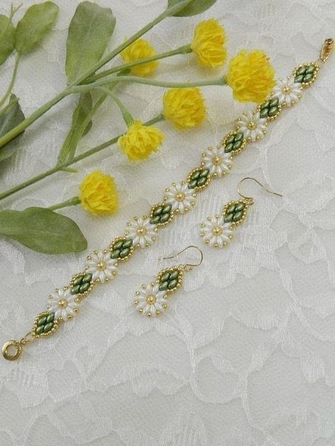 Beaded Daisy, Super Duo Beads, Super Duo, Daisy Bracelet, Beads Bracelet Design, Swarovski Beads, Beaded Bracelet Patterns, Handmade Jewelry Diy, Beaded Jewelry Patterns