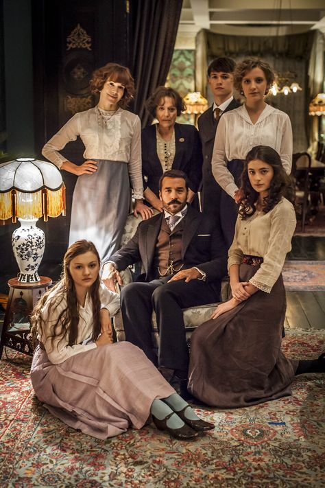 Mr. Selfridge SEASON 2 ~Jeremy Piven Pretty Suits, Frances O'connor, Mr Selfridge, Dolly Sisters, History Bounding, Victorian Age, Downton Abbey Fashion, Victorian Life, Masterpiece Theater