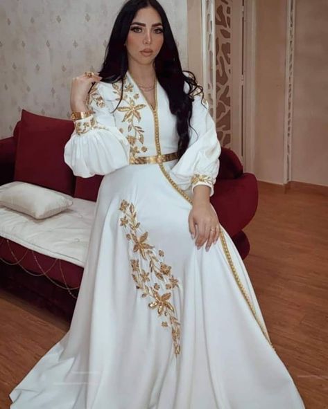 Kaftan Dress Wedding, Caftan Simple Chic, Cherry Fashion, Summer Outfits Dresses, White Caftan, Summer Outfit Ideas For Women, Caftan Simple, Morrocan Fashion, Moroccan Kaftan Dress