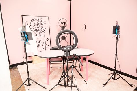 Youtuber Rooms Studio, Small Youtube Filming Space, Home Vlog Studio Setup, Video Podcast Set Design, Influencer Studio, Video Podcast Studio Design Ideas, Podcast Wall, Podcast Room Ideas, Interview Setup