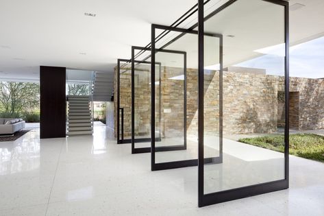 Large pivoting doors opening up the interior towards the garden. The Madison House by XTEN Architecture. Glass Walls, Pivot Doors, Aluminium Windows, Design Exterior, Glass Doors, The Doors, Entry Doors, 인테리어 디자인, Interior Architecture Design