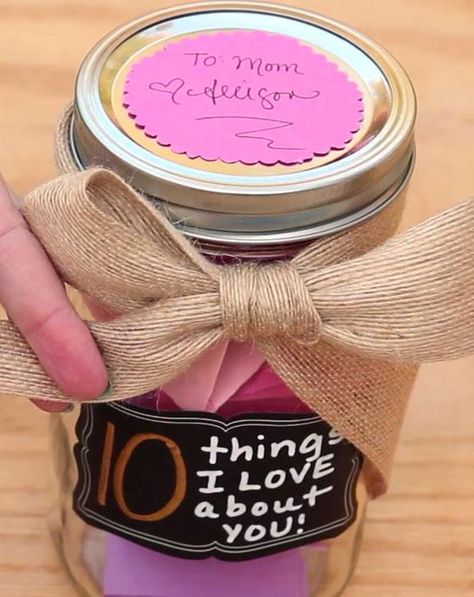 "10 Things I Love About You" Jar Diy Gifts For Grandma, Baby Grandma, Homemade Gifts For Mom, Mothers Gifts, Easy Mother's Day Crafts, Easy Homemade Gifts, Cute Mothers Day Gifts, Homemade Mothers Day Gifts, Diy Easter Gifts