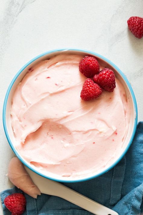 Looking to brighten up your cakes? Learn how to make Raspberry Cream Cheese Frosting with fresh raspberries! Rasberry Frosting, Healthy Cream Cheese Frosting, Raspberry Cream Cheese Frosting, Small Chocolate Cake, Raspberry Cream Cheese, Raspberry Frosting, Strawberry Cream Cheese Frosting, Best Buttercream, Canned Frosting