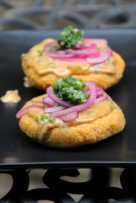 Llapingachos de mote or hominy patties stuffed with pork or cheese Carnitas Leftovers, Ecuadorian Recipes, Aji Sauce, Marajuana Recipes, Corn Patties, Sweet Potato Patties, Ecuadorian Food, Roast Chicken Leftovers, Potato Patties