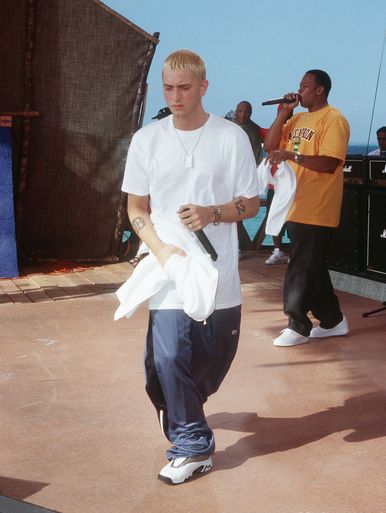 Eminem Eminem Fashion, 90s Outfit Party Hip Hop, Eminem Style, 90s Fashion Guys, 90s Fashion Outfits Hip Hop, The Slim Shady, Fashion Guys, 90s Rappers, Looks Hip Hop