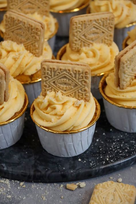 Custard Cream Cupcakes! - Jane's Patisserie Custard Cream Cupcakes, Custard Frosting, Custard Cream Recipe, Flavoured Cupcakes, Sweet Sauce Recipes, Easy Trifle, Pudding Cupcakes, Cupcakes Vanilla, Janes Patisserie