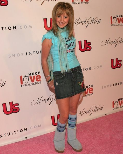 And finally, the time she wore every early '00s fashion trend at once: scarf, ironic tee, jean skirt, and Uggs: Skirt Over Jeans, 2000s Looks, 00s Mode, Teen Fashion Trends, 00s Style, 2000s Outfit, Tout Rose, Fashion 2000s, 2000s Fashion Trends