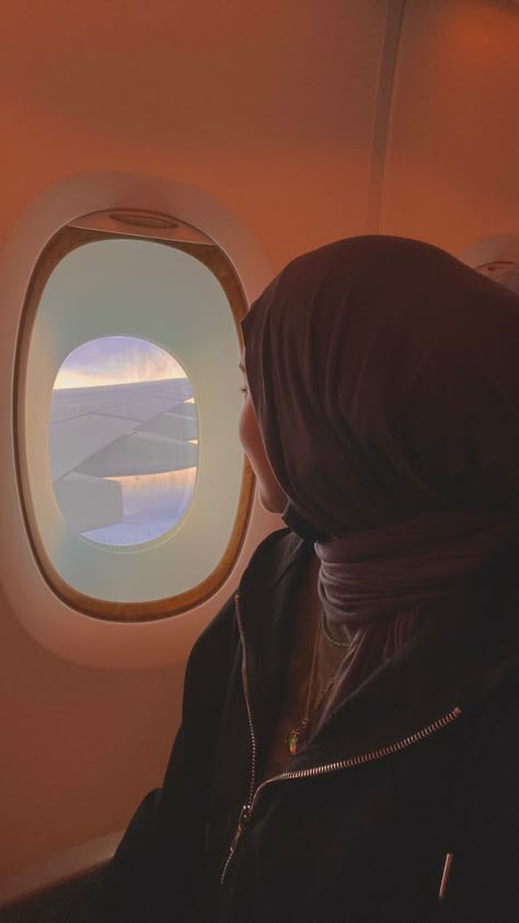 Hijabi Airport Outfit, Sunset Clouds Aesthetic, Hijab Street Style, Clouds Aesthetic Wallpaper, Street Style Hijab, Styles Hijab, Airplane Sunset, Ramadan Kareem Pictures, Travel Pose