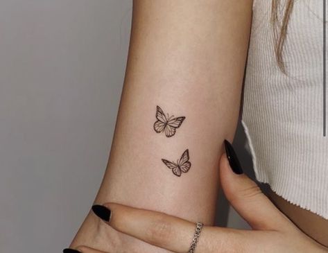 Butterfly Tattoos On Arm, Unique Butterfly Tattoos, Tato Minimal, Petit Tattoo, Small Butterfly Tattoo, Petite Tattoos, Butterfly Tattoos, Cute Tattoos For Women, Classy Tattoos