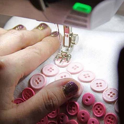 Sewing buttons on by machine is faster and more secure than hand sewing, and almost all sewing machines can do it! Here are 3 ways to sew a button by machine. Sew A Button, Sewing Machines Best, Bernina Sewing, Machines Fabric, Sewing Machine Feet, Costura Diy, Beginner Sewing Projects Easy, Sewing Buttons, Sewing Projects For Beginners