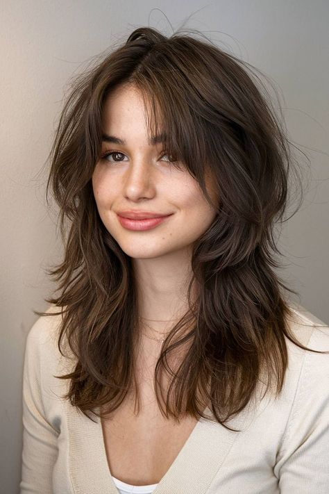 A medium shag haircut with face-framing layers and soft texture Subtle Shag, Collarbone Length Hair, Medium Shag, Medium Shag Haircuts, Soft Bangs, Choppy Haircuts, Thick Hair Styles Medium, Haircuts For Medium Length Hair, Textured Haircut