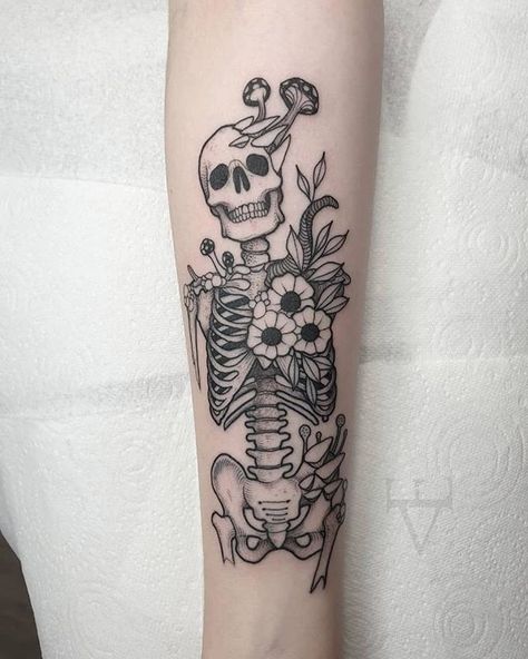 Gotik Tattoo, Skeleton Tattoo, Unusual Tattoo, Wicked Tattoos, Scary Tattoos, Skeleton Tattoos, Joker Tattoo, Tattoos For Lovers, Skeleton Hand Tattoo