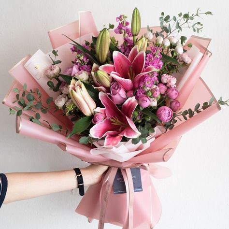 Flower Gift Ideas Bouquets, Flower Bookey, Lilies Bouquet, Birthday Flowers Bouquet, Pink Pinterest, Flower Bouquet Diy, Fresh Flower Bouquets, Lily Bouquet, Flower Gift Ideas