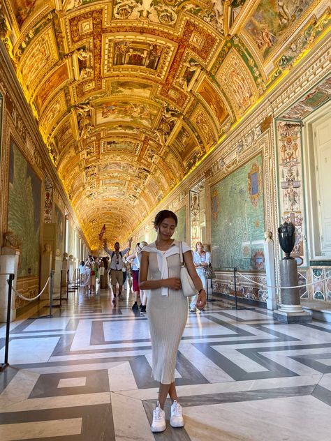 Vatican Picture Ideas, Outfits For Vatican City, Vatican Outfit Ideas, Vatican City Photo Ideas, Vatican Photo Ideas, Vatican Outfit Summer, Vatican Aesthetic, Vacay Poses, Rome Italy Aesthetic