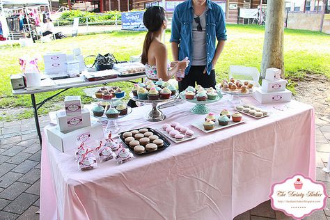 stall set up Bake Sale Displays, Market Stall Display Ideas, Farmers Market Vendor, Stall Decorations, Market Stall Display, Farmers Market Booth, Farmers Market Display, Vendor Booth Display, Cake Stall