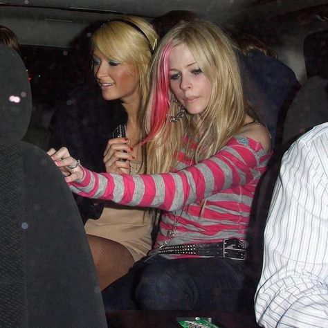 Nineties Violet 🔮 on Instagram: "Avril Lavigne and Paris Hilton partying together in the early 2000s 👯‍♀️" 2000s Pop Culture, Lying Game, Paris And Nicole, 2000s Icons, 2000s Pop, 2000s Party, 2000s Aesthetic, Lindsay Lohan, Blonde Women