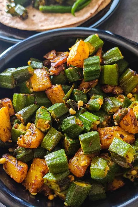 Indian Veg Main Course Dishes, Okra Potato Recipe, Easy Okra Recipes, Okra Recipes Healthy, Potato Oven Recipes, Napkin Setting, South Indian Food Recipes, Baked Sweet Potato Oven, Indian Plants