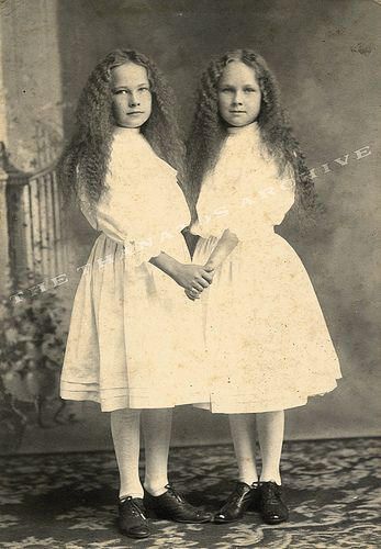 Postmortem Photos, Images Terrifiantes, Post Mortem Pictures, Vintage Children Photos, Vintage Twins, Fotografi Vintage, Victorian Photos, Ange Demon, Post Mortem