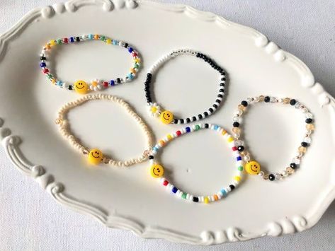 Alphabet Bracelet, Pulseras Kandi, Colorful Bracelet, Beaded Jewelry Necklaces, Beaded Necklace Diy, Diy Bracelet Designs, Beads Bracelet Design, Bracelet Ideas, Beaded Bracelets Diy