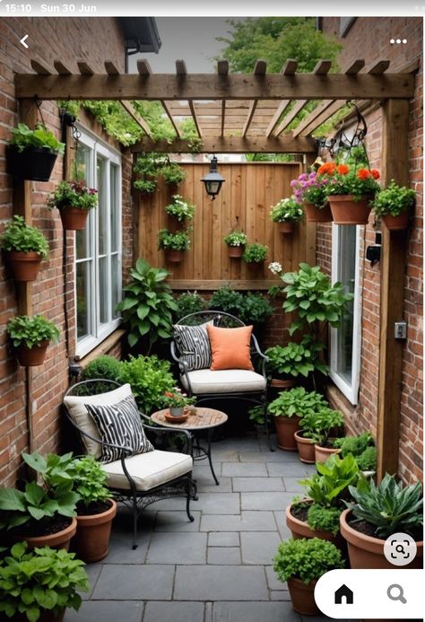 Small Narrow Yard Ideas, Tiny Back Garden Ideas, Outdoor Small Deck Ideas, Narrow Courtyard Ideas, Tiny Porch Decorating Ideas, Tiny Backyard Landscaping, Small Backyard Patio Designs, Mini Garden Design, Mini Courtyard