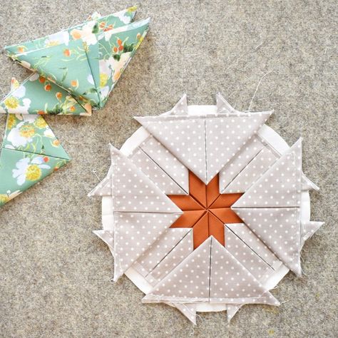 Folding Quilts, Folded Star Potholder, Quilted Potholder Tutorial, Fabric Potholders, Potholder Patterns Free, Folded Stars, Potholder Tutorial, Quilted Potholder Pattern, Quilt Videos