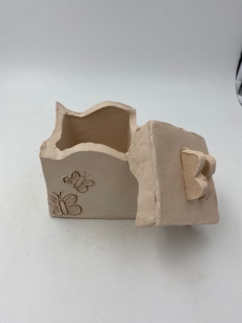 Pottery Box Ideas Ceramic Art, Ceramic Box Ideas High Schools, Clay Boxes With Lid Aesthetic, Stiff Slab Ceramics, Clay Box Designs, Ceramics Box With Lid, Pottery Boxes With Lids Ideas, Slabs Ceramics, Clay Slab Box Ideas