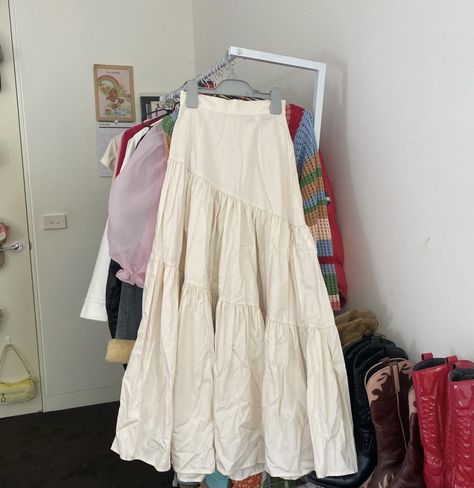 Airy Clothing Aesthetic, Hand Sewn Skirt, Skirt Design Pattern, Tiered Skirt Outfit, Streetwear Fashion Winter, Midsize Fashion Winter, Fashion 2023 Winter, Colourful Blouse, Natural Fibers Clothing