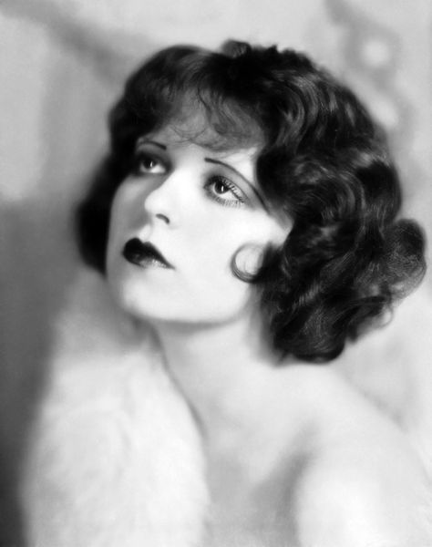 Clara Bow, the original "It Girl" was a famous 1920s silent film era star.  She was known for her red curls. Check out the bangs. Oud Hollywood, Bob Updo, Lady Mary Crawley, 1920s Makeup, 1920s Hair, Scrub Corpo, Clara Bow, Lady Mary, Silent Movie