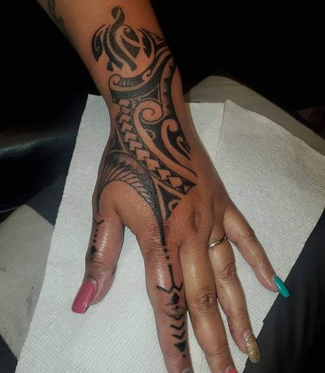 Trible Tattoos, Samoan Tattoos, Finger Tattoo Ideas, Polynesian Tattoos Women, Hand Tattoos For Girls, Polynesian Tattoo Designs, Maori Tattoo Designs, Samoan Tattoo, Pretty Tattoos For Women