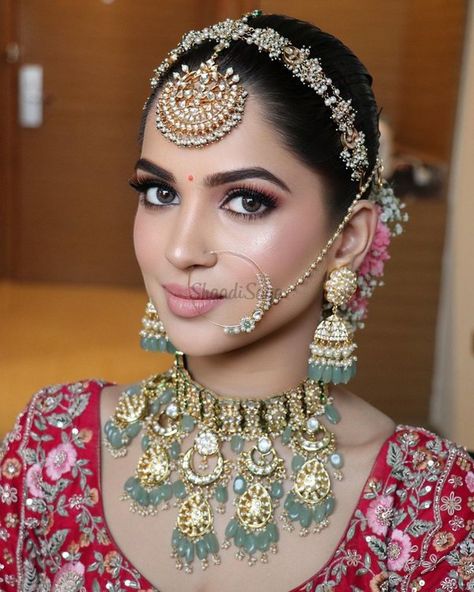 20+ Trending & Latest Sheeshpatti Designs Worn By Real Brides | ShaadiSaga Indian Bride Makeup, Bridal Jewelry Sets Brides, Bridal Jewellery Inspiration, Bridal Makeup Images, Indian Bridal Photos, Indian Bridal Jewellery, Bridal Jewellery Design, Bridal Outfit, Braut Make-up