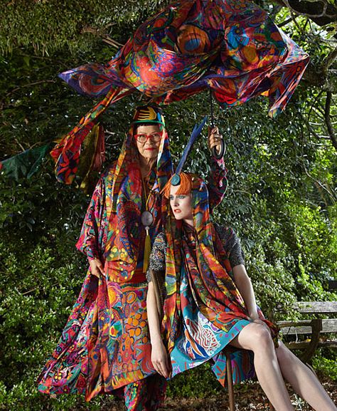 Jenny Kee and Anna Plunkett Jenny Kee, Colorful Clothing, Mode Editorials, Ethno Style, Robert Mapplethorpe, Style Bubble, Vogue Australia, Kitenge, Harper's Bazaar