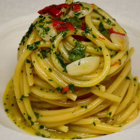 Guarda la ricetta Spaghetti aglio e olio pubblicata da giupis su Al.ta Cucina:  https://altacucina.co/recipes/spaghetti-aglio-e-olio Pasta Aglio E Olio, Recipes Spaghetti, Spaghetti Aglio E Olio, Spaghetti Aglio, Aglio E Olio, Aglio Olio, Pasta Dishes, Noodles, Spaghetti