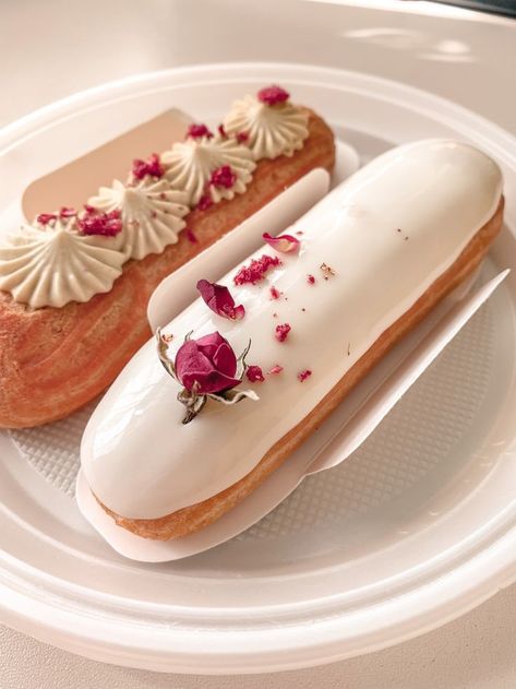 Valentines Cakes And Cupcakes, Paris Desserts, Creative Dessert Recipes, Eclair Recipe, Salty Cake, Themed Desserts, Gourmet Desserts, Creative Desserts, Bakery Desserts