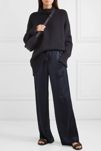 Silk Pants Outfit Street Styles, Black Pants Outfit Winter, Satin Pants Outfit Casual, Black Satin Pants Outfit, Silk Trousers Outfit, Satin Trousers Outfit, Silk Pants Outfit, Pajama Pants Outfit, Satin Pants Outfit