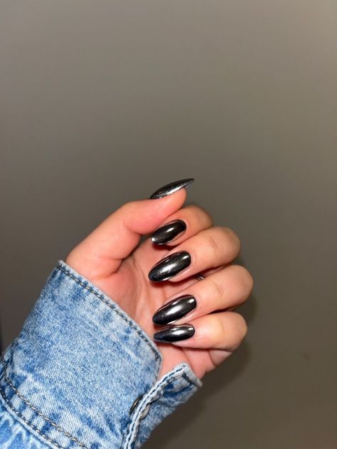 metallic nail art Dark Metallic Nails, Black Mirror Nails, Gunmetal Chrome Nails, Black Metallic Nails, Gunmetal Nails, Metallic Black Nails, Nail Notes, Nail Metallic, Metallic Art